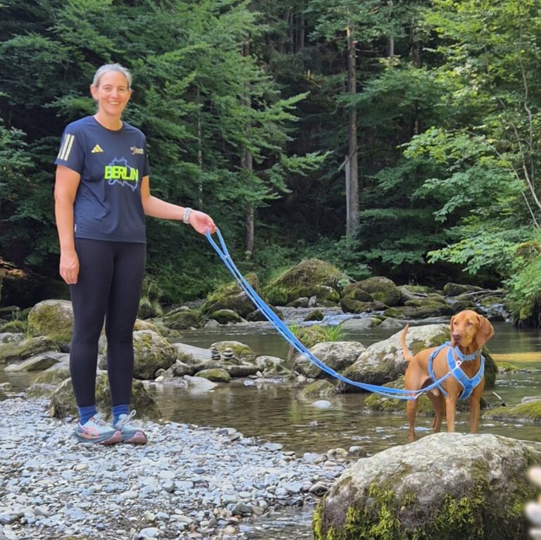 Michaela Lukits-Gross mit ihrem Magyar Vizsla Rüdiger