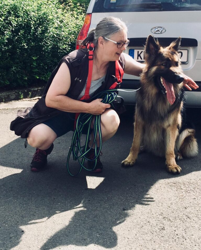 Heike Jung mit ihrem Schäferhund Apollo